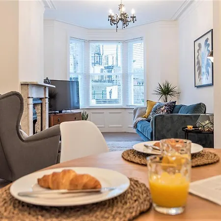 Perfectly Located 4 Storey Townhouse With 2 Parking Spaces In Central Harrogate Exterior foto