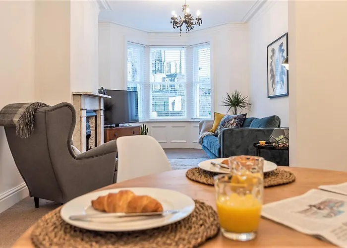 Perfectly Located 4 Storey Townhouse With 2 Parking Spaces In Central Harrogate