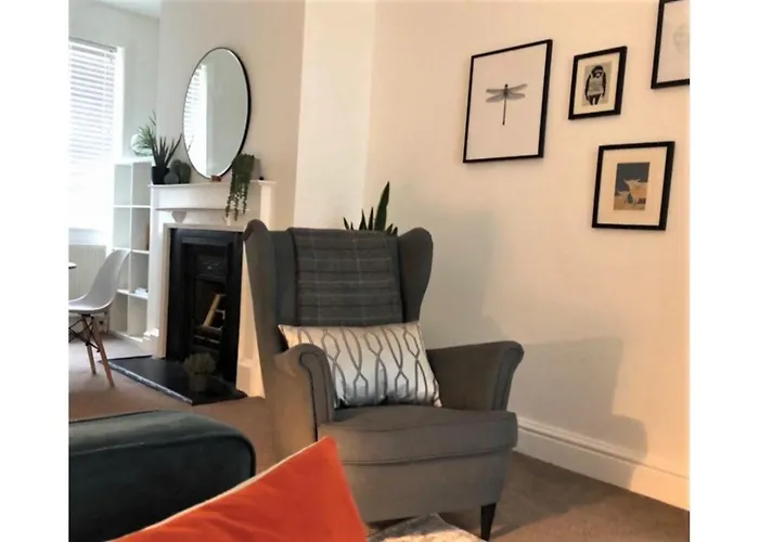 Perfectly Located 4 Storey Townhouse With 2 Parking Spaces In Central Harrogate