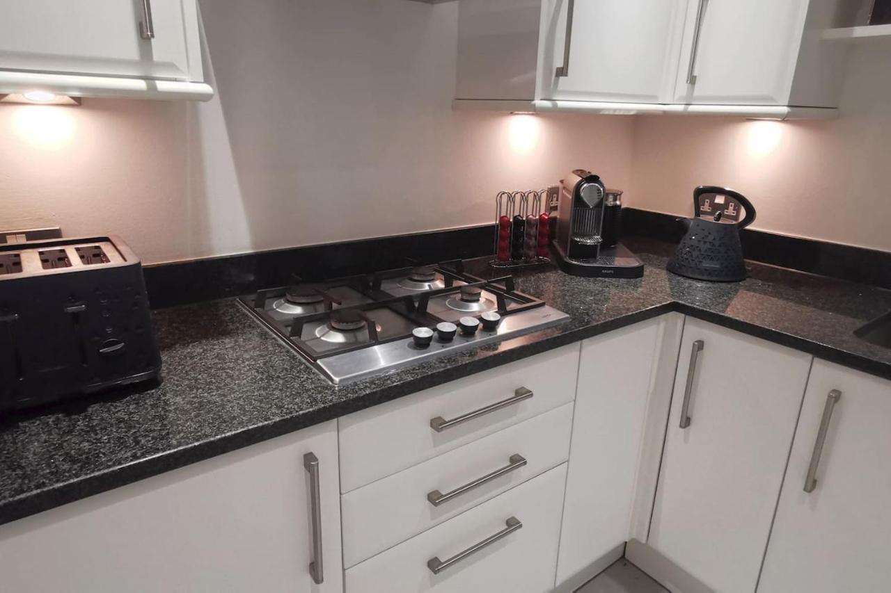 Perfectly Located 4 Storey Townhouse With 2 Parking Spaces In Holiday home Harrogate
