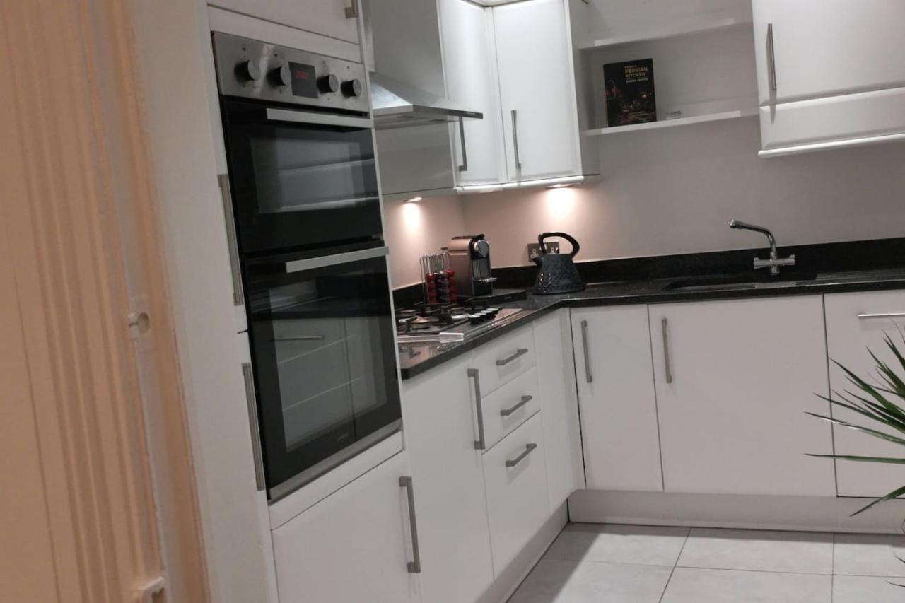 Holiday home Perfectly Located 4 Storey Townhouse With 2 Parking Spaces In Harrogate